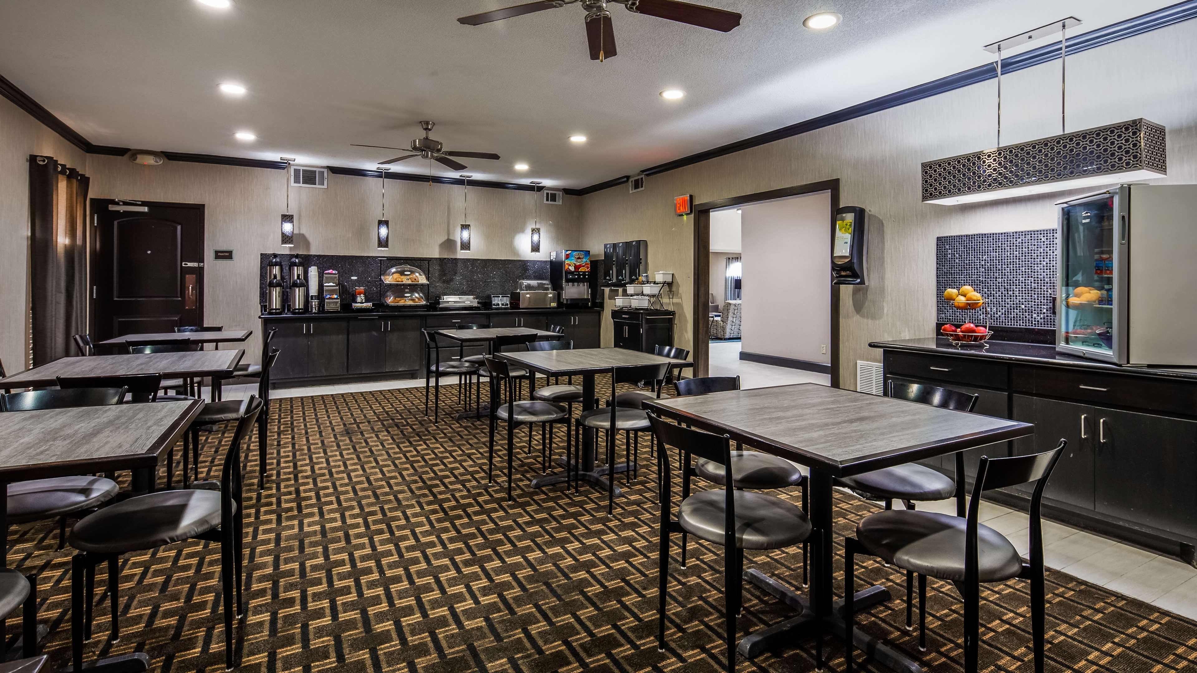 Complimentary buffet breakfast at Clarion Pointe