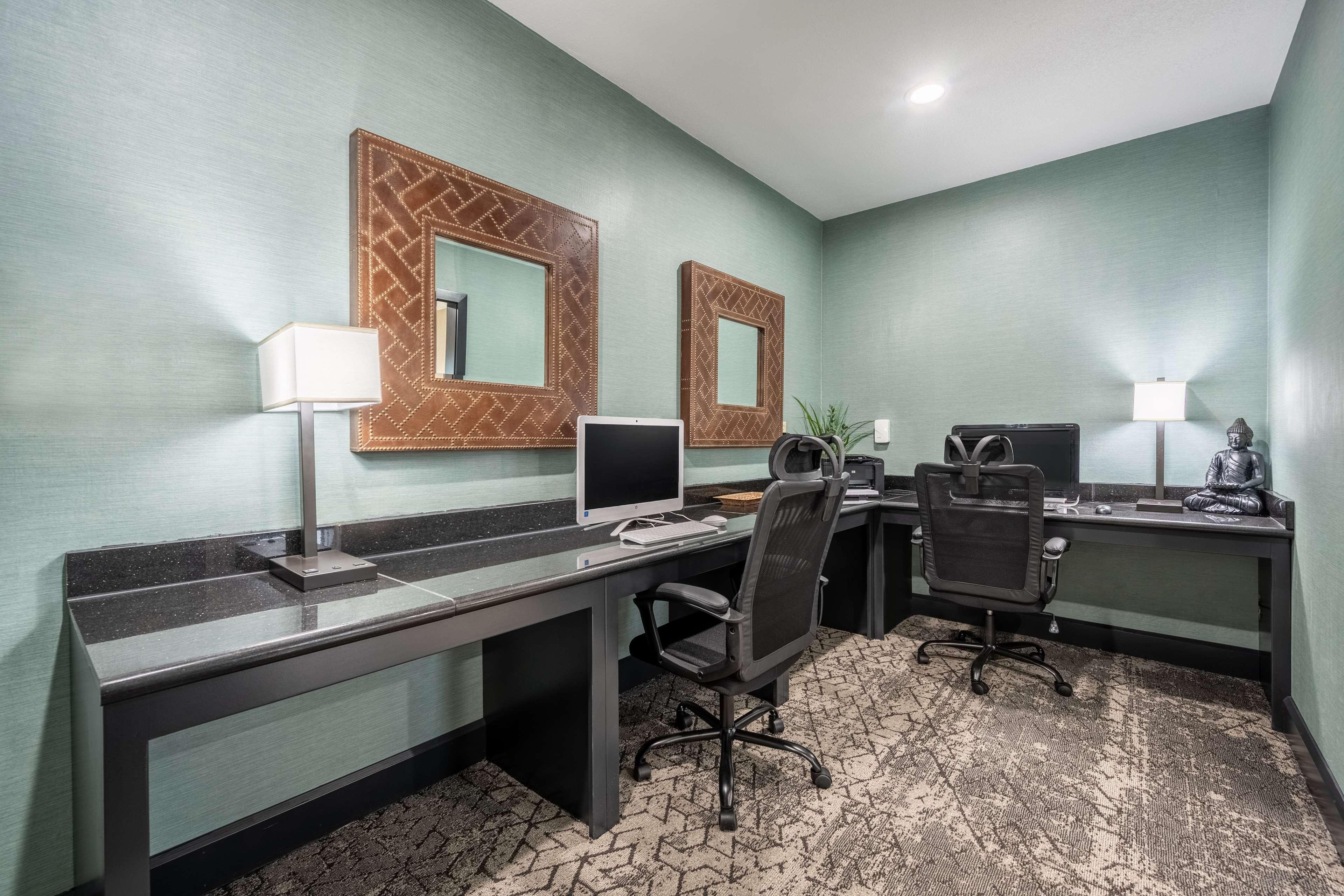 Business center at Clarion Pointe